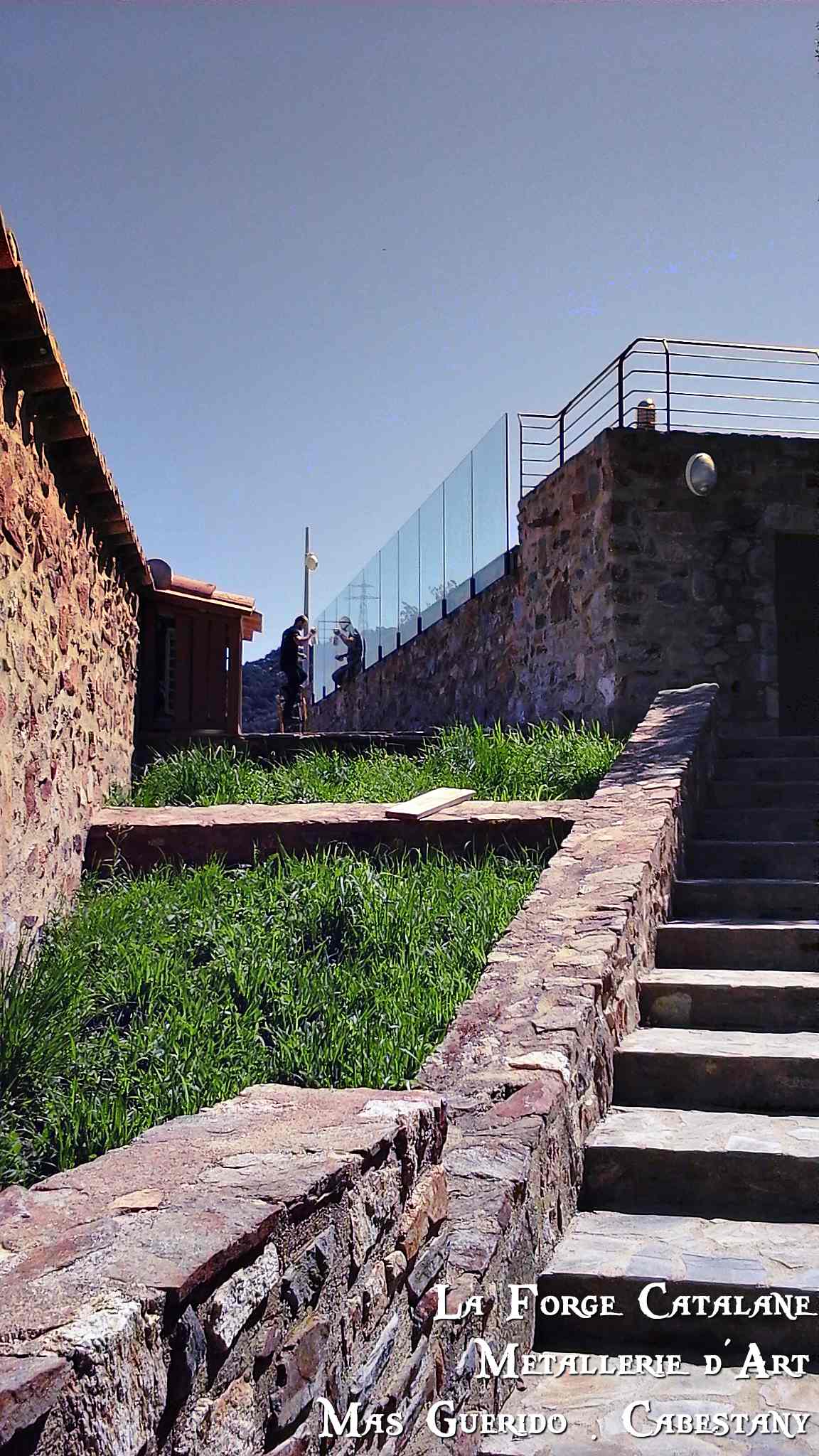 Garde corps vitre sans ossature pince a verre  forge catalane 2.jpg